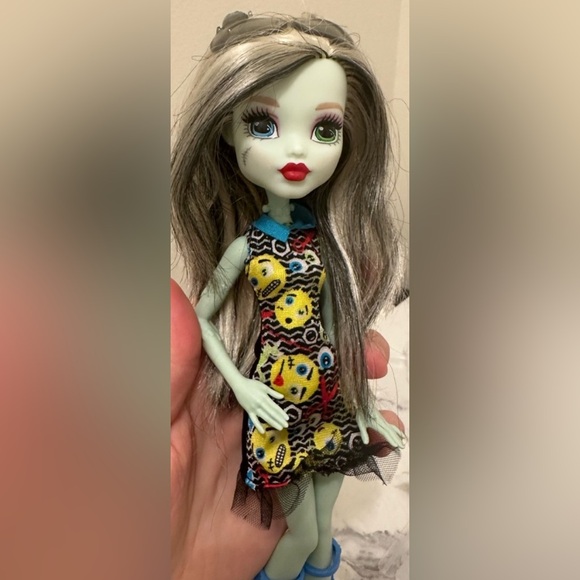 MONSTER HIGH - Frankie Stein with “Emoji” Dress - Picture 3 of 4